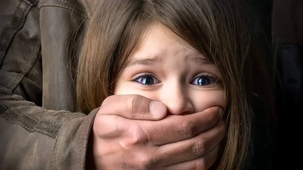 Imagen ilustrativa de una ni&ntilde;a tomada a la fuerza. Facia