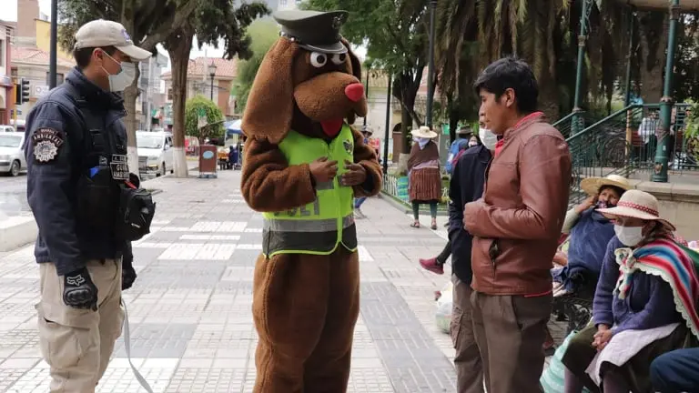 Los transe&uacute;ntes sin barbijos son "detectados" y reciben informaci&oacute;n inmediata. GAMS