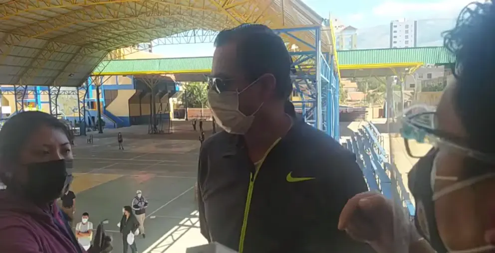 Uno de los delegados del TED explica a los ciudadanos el motivo de la demora para la apertura de las mesas de sufragio.