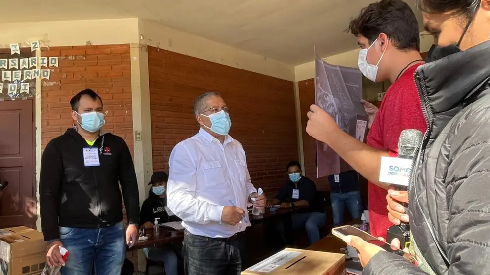 El alcalde suplente temporal Iv&aacute;n Tellería emitiendo su voto. Leslie LaFuente