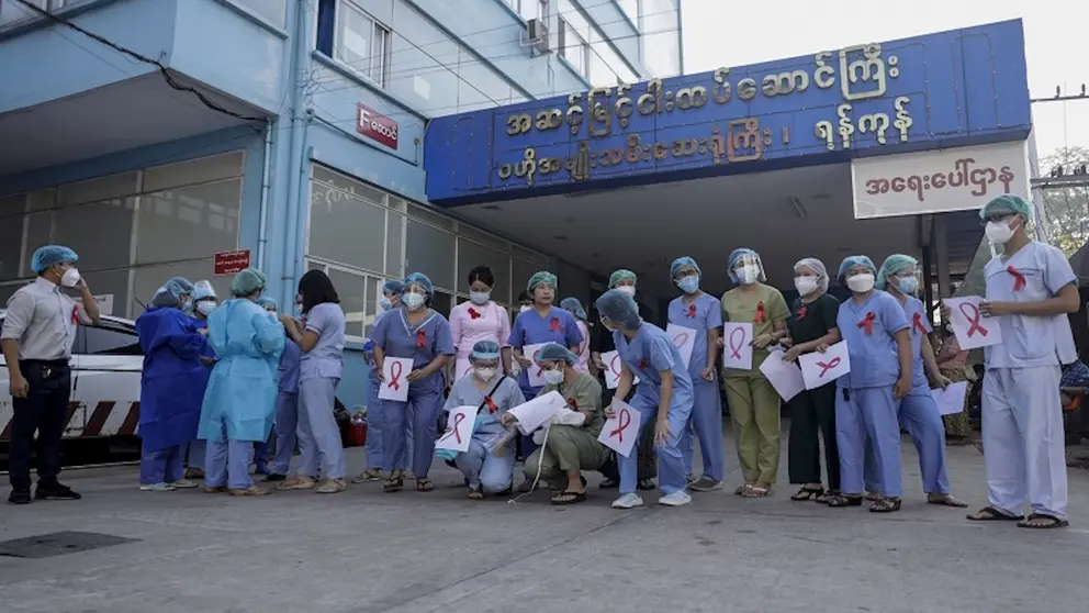 Los trabajadores médicos participan en una huelga nacional dentro de la campaña de desobediencia civil que protesta contra el reciente golpe militar. EFE
