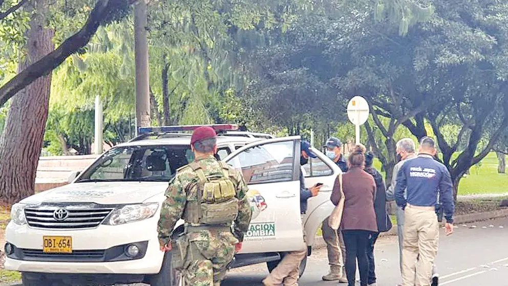 Efectivos del orden en Colombia detienen a la boliviana. MIGRACIÓN COLOMBIA