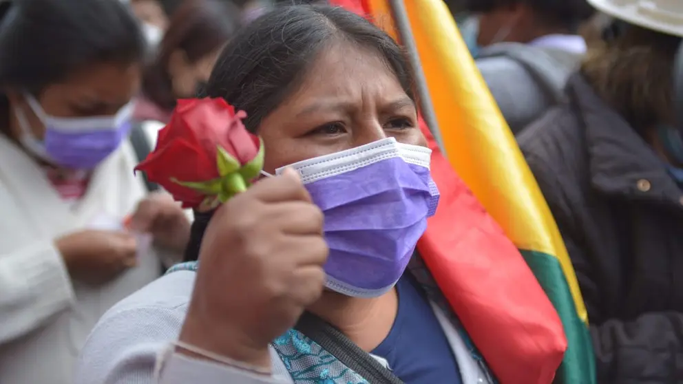 Una boliviana celebra con una rosa en su mano, en La Paz. ABI