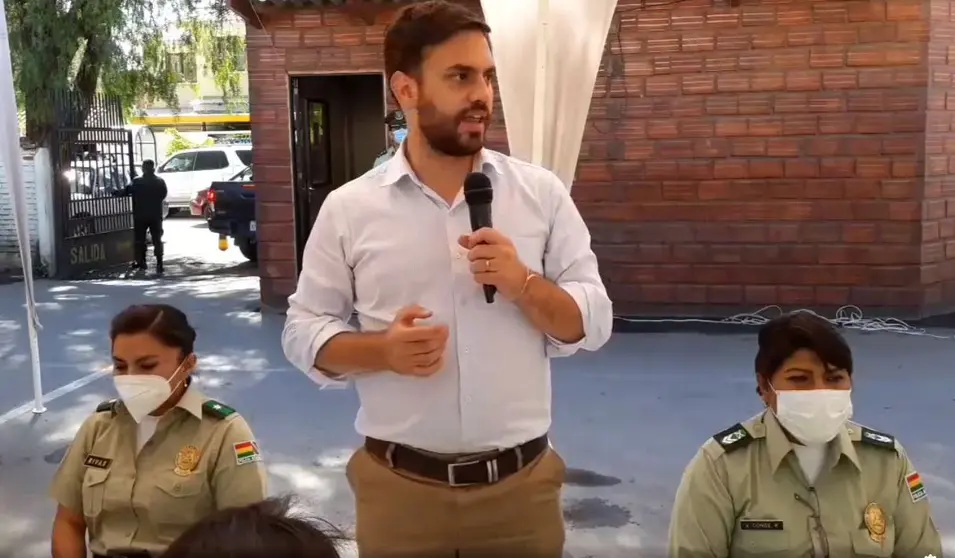 El ministro de Gobierno, Eduardo del Castillo, en un encuentro con mujeres polic&iacute;as. ABI