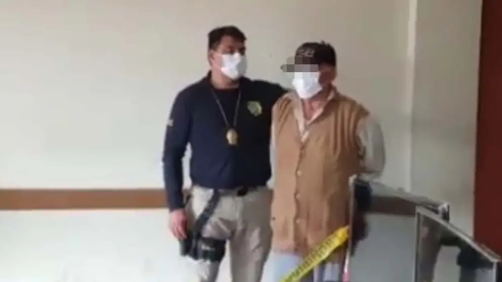 Policía presenta al hombre denunciado por robar una tienda en Sacaba. Info Media