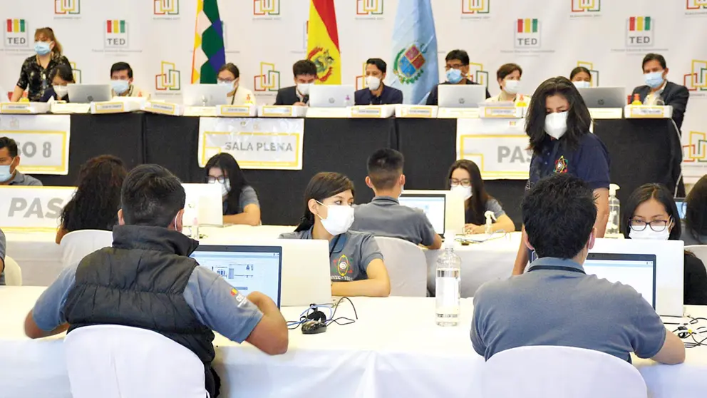 El conteo de votos en la sala de cómputo del TED de Cochabamba. DICO SOLÍS