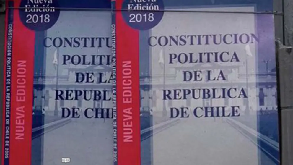 Ejemplares de la Constituci&oacute;n Pol&iacute;tica del Estado de la &eacute;poca de Pinochet. Foto de INFOBAE