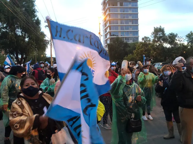 La protesta de los militantes de UNE en puertas del TED. Miguel Rojas
