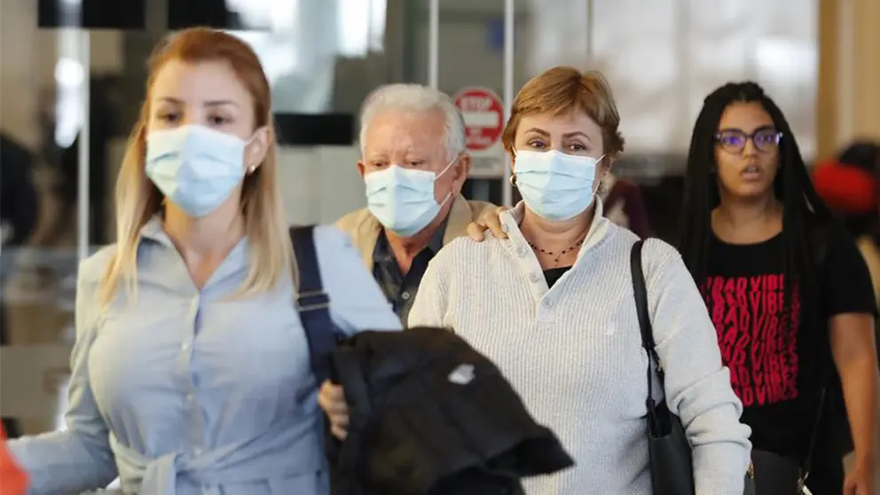 Un grupo de personas en Espa&ntilde;a usan barbijos como medida de bioseguridad frente a la COVID-19. EFE