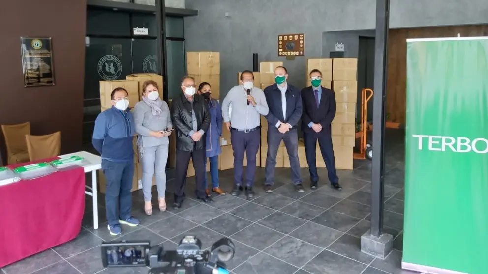 Representantes del Colegio M&eacute;dico y TERBOL, durante una entrega de material de bioseguridad.