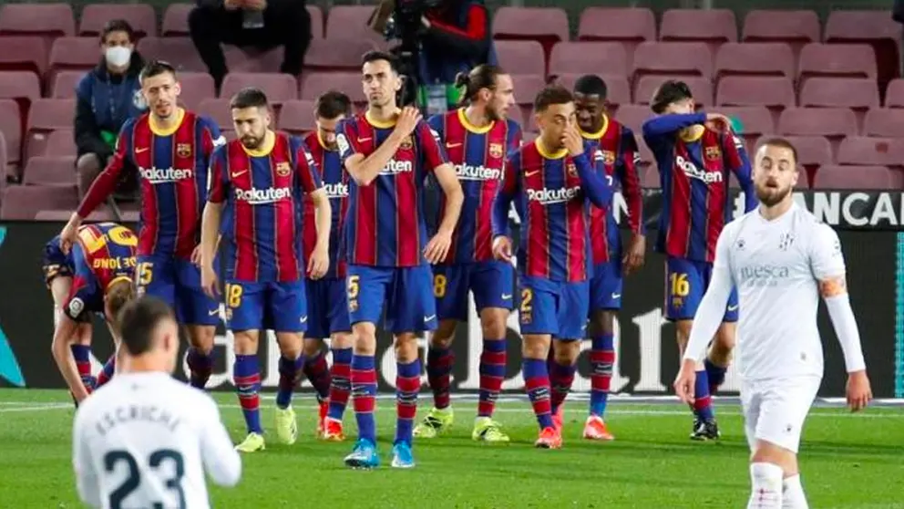 Los jugadores del FC Barcelona celebran el gol de Leo Messi, primero del equipo ante la SD Huesca en el Camp Nou. EFE