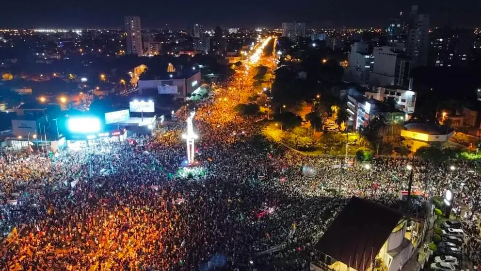 Miles de personas concentradas a los pies del Cristo Redentor. Comité Cívico Por Santa Cruz
