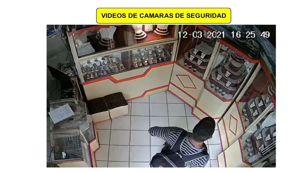 La Policía presenta fotos de las cámaras de vigilancia de la joyería. FELCC