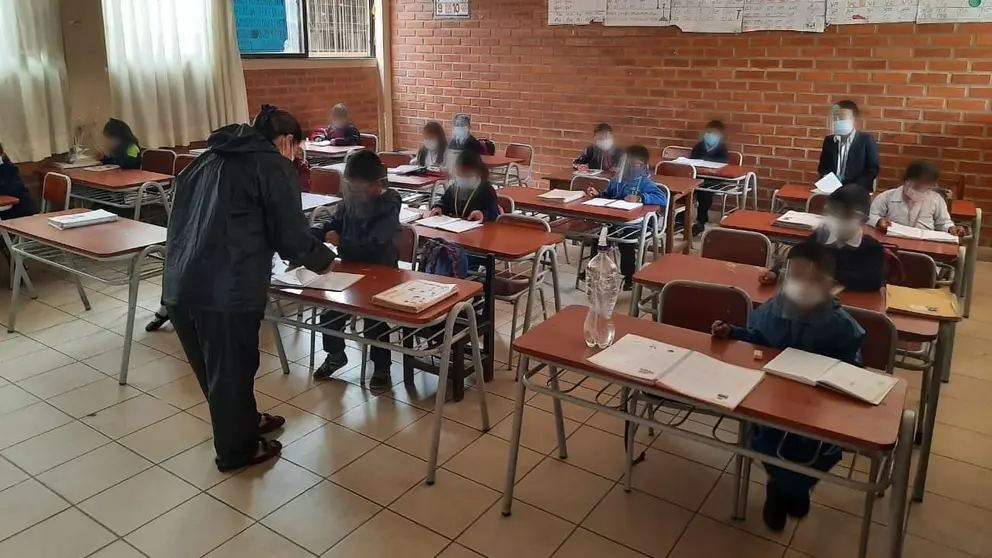 Imagen referencial de ni&ntilde;os en una clase semipresencial en la zona sur de Cochabamba. SEDES