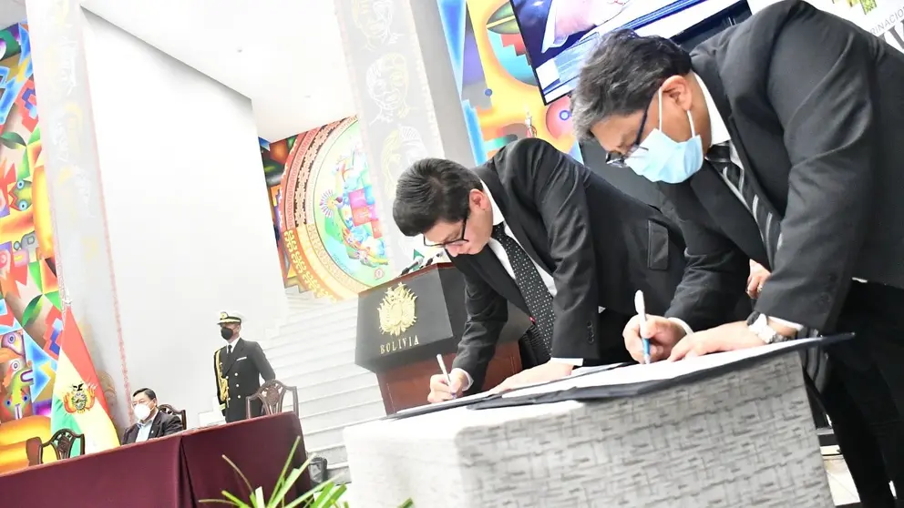 Autoridades el Ministerio de Econom&iacute;a y del Banco Central de Bolivia firman el Programa FIscal Financiero 2021. Foto: Prensa Presidencia