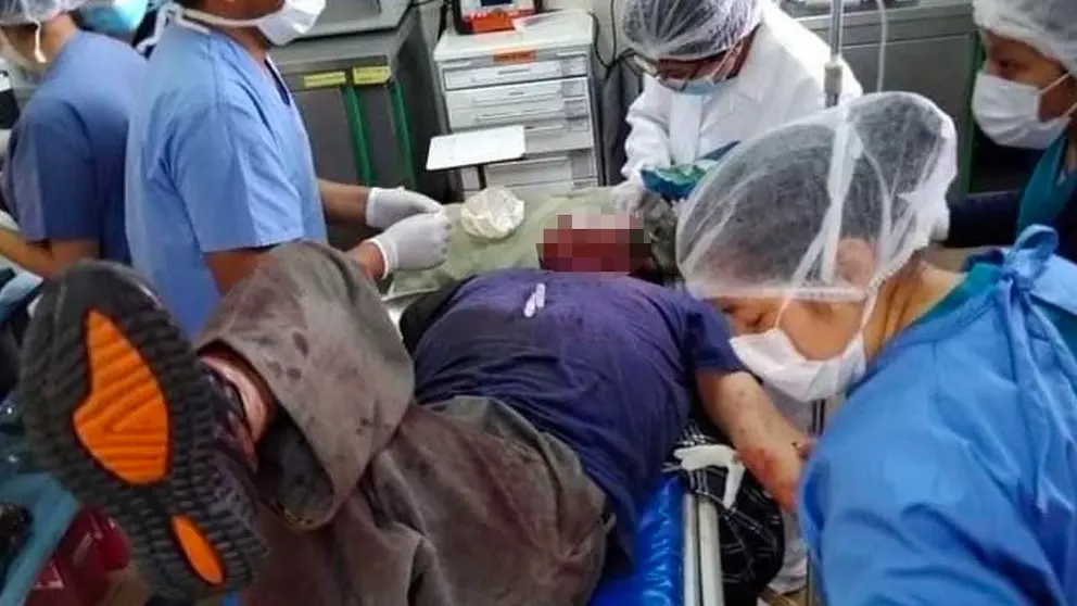 El transportista herido recibe atención médica. ERBOL