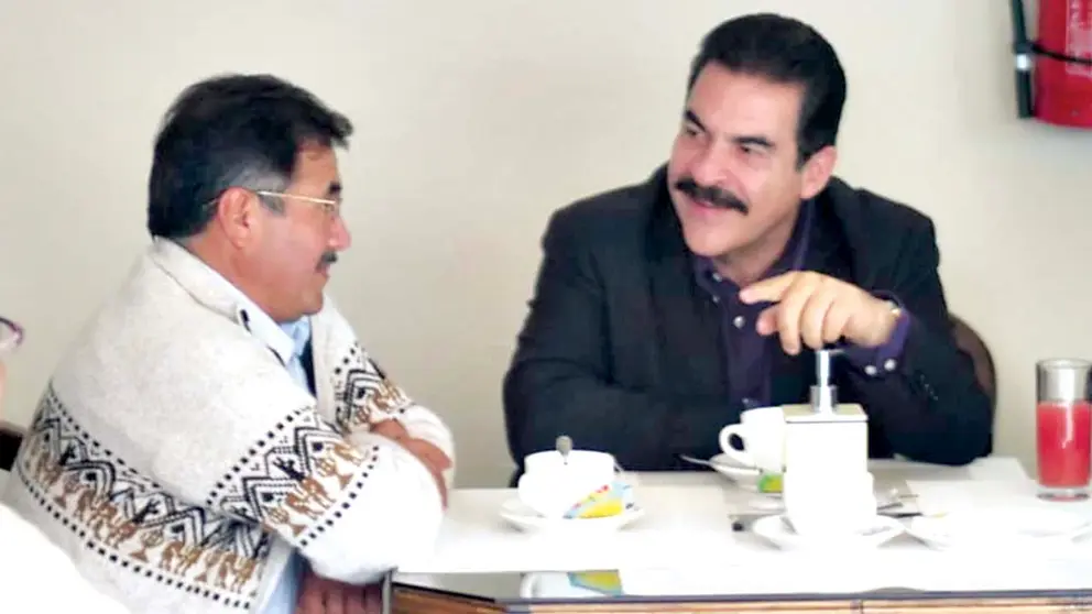Las autoridades electas Humberto Sánchez y Manfred Reyes Villa durante la reunión este jueves, en el hotel Pairumani. SUMATE