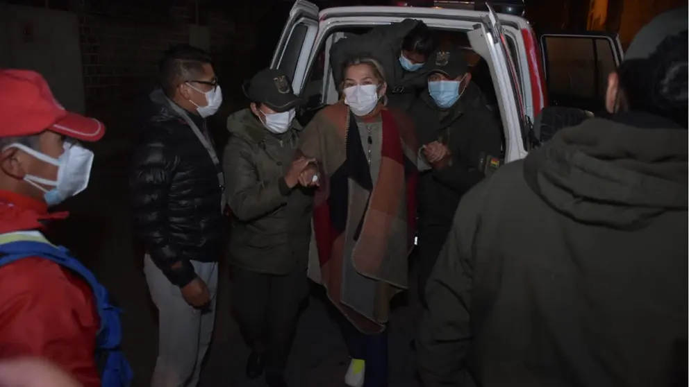 La expresidenta &Aacute;&ntilde;ez es trasladada del penal de Obras al penal de Miraflores, cerca de las 2 de la ma&ntilde;ana. APG