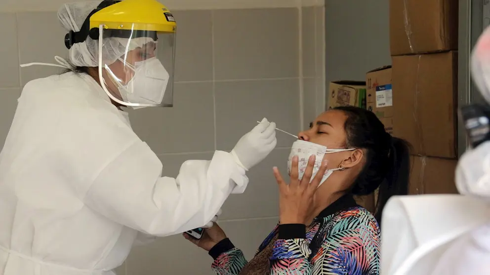Una mujer se realiza una prueba ant&iacute;geno nasal de manera gratuita. EFE