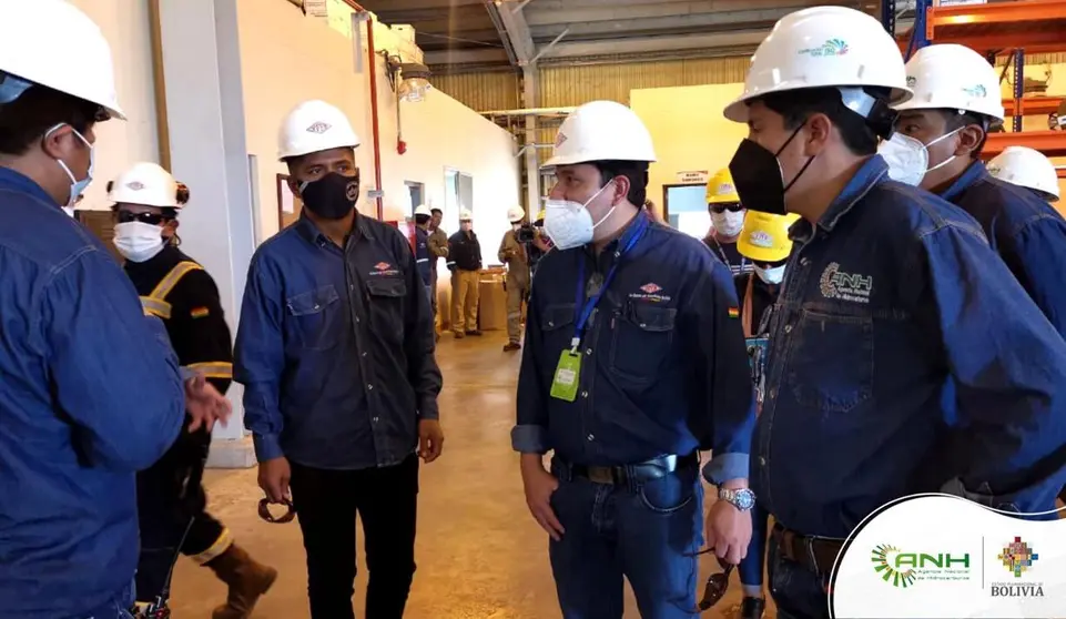 La comisi&oacute;n gubernamental y de la ANH, en la planta de Urea, en Bulo Bulo. ANH