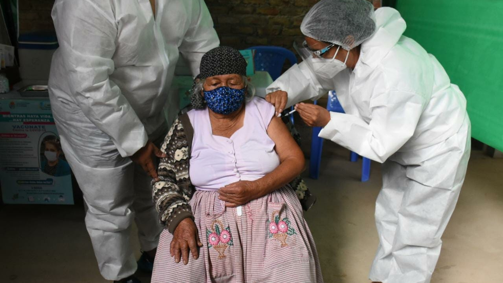 Personal de salud realiza la vacunaci&oacute;n anticovid a adultos mayores. DICO SOL&Iacute;S