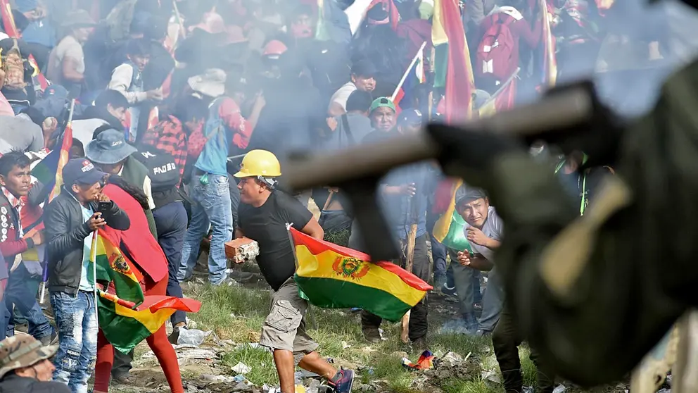 Cocaleros y uniformados en los conflictos suscitados en Huayllani, la tarde del 15 de noviembre de 2019. DICO SOLÍS