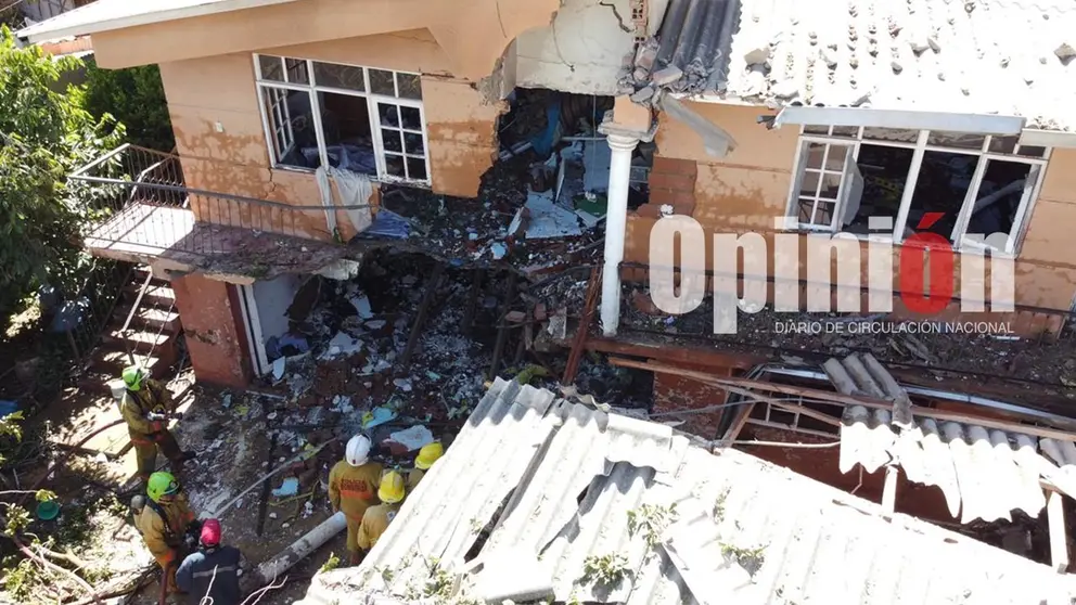 Restos de la casa, en la que se estrell&oacute; una aeoranave de la FAB en Sacaba.