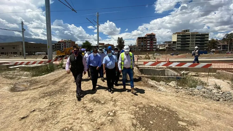 El alcalde electo de Cochabamba, Manfred Reyes Villa (izquierda), y el gobernador tambi&eacute;n electo, Humberto S&aacute;nchez (segundo, desde la derecha a la izquierda), en la inspecci&oacute;n. S&uacute;mate