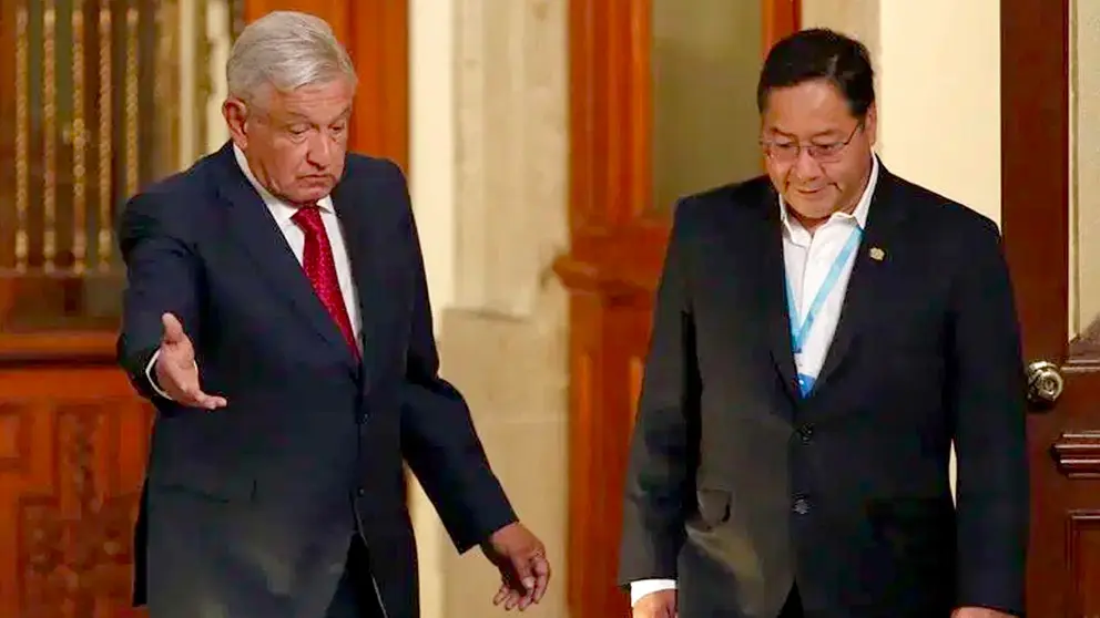 El presidente de Bolivia, Luis Arce (d), se reúne con el presidente de México, Andrés manuel López Obrador (i), durante un acto en el Palacio Nacional de Ciudad de México (México). EFE