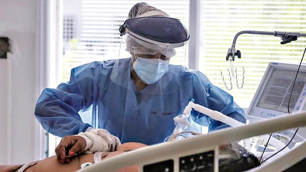 Personal médico realiza controles de pacientes con COVID-19 en una unidad de terapia intensiva, en Buenos Aires.  EFE