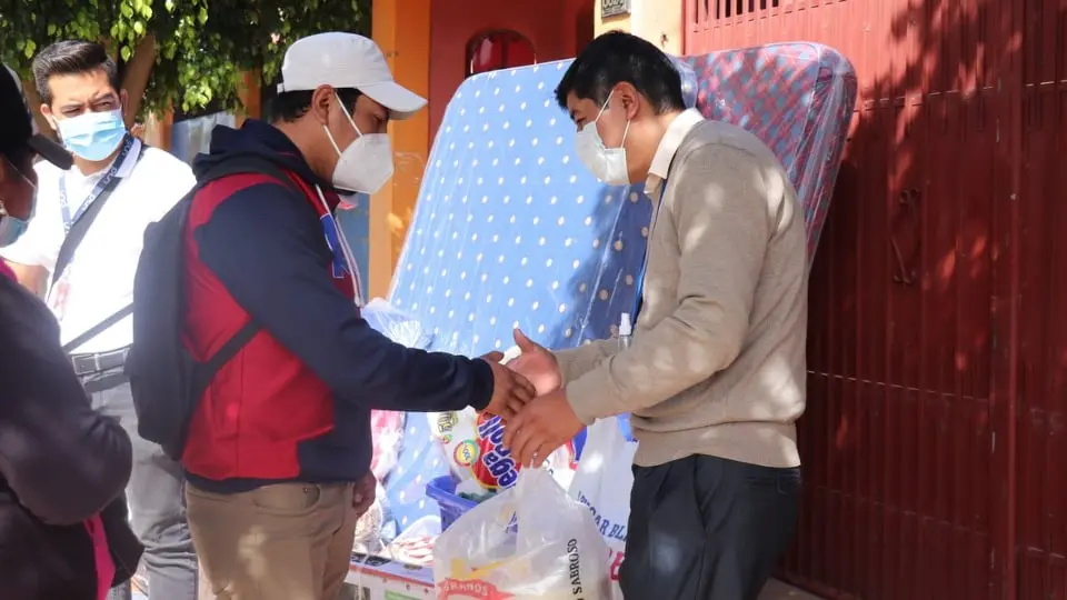 El padre de familia recibe donaciones por parte de la Alcald&iacute;a de Sacaba. GAMS