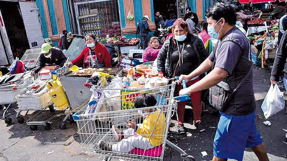 Un grupo de personas  en los alrededores de la Vega Central de Santiago de Chile. EFE