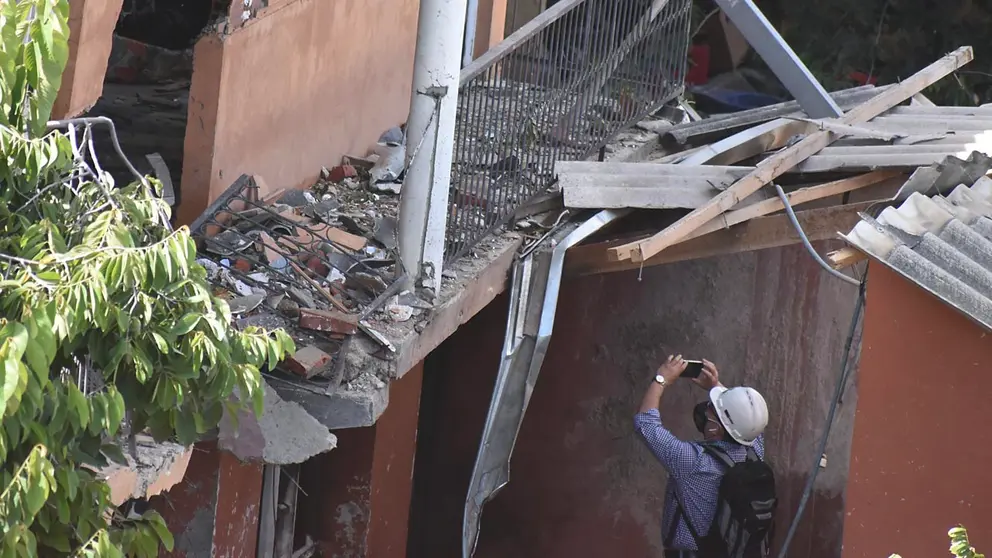 Técnicos inspeccionan la casa donde se estrelló el avión militar dejando una persona fallecida. DICO SOLÍS