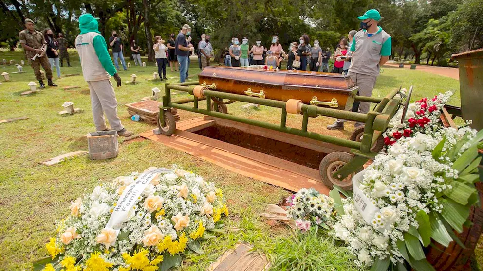 Varias personas asisten a un funeral, en el cementerio Campo de Esperanza, en Brasilia (Brasil). EFE