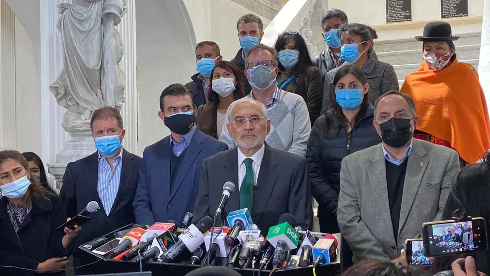 El l&iacute;der de CC, Carlos Mesa, junto a parlamentarios de su organizaci&oacute;n pol&iacute;tica, durante una conferencia de prensa. APG