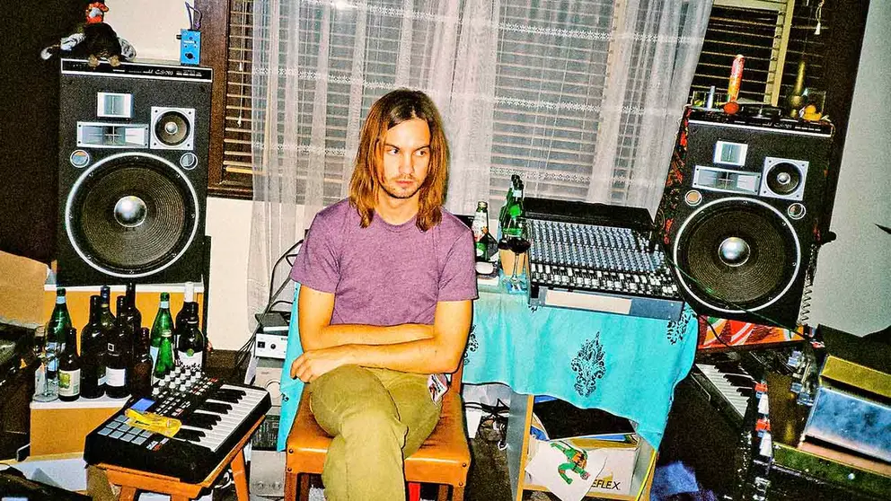 El frontman de Tame Impala, Kevin Parker en uno de sus estudios al grabar Innerspeaker.