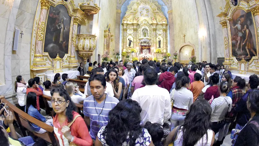 Un tumulto de gente recorre un templo en Jueves Santo, antes de la pandemia. ARCHIVO