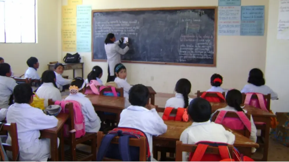 Una imagen de maestros y escolares pasando clases./ ARCHIVO