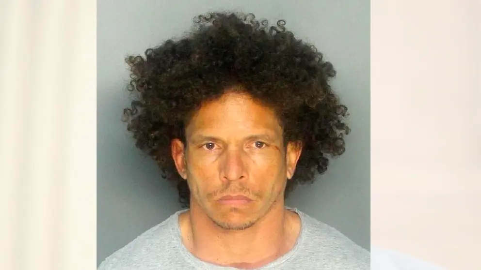 Fotografía cedida por el Departamento de Policía del Condado de Miami Dade donde aparece Aliex Santiesteban, detenido de madrugada cerca del centro de Miami y que está acusado de varios delitos, incluyendo intento de asesinato. EFE