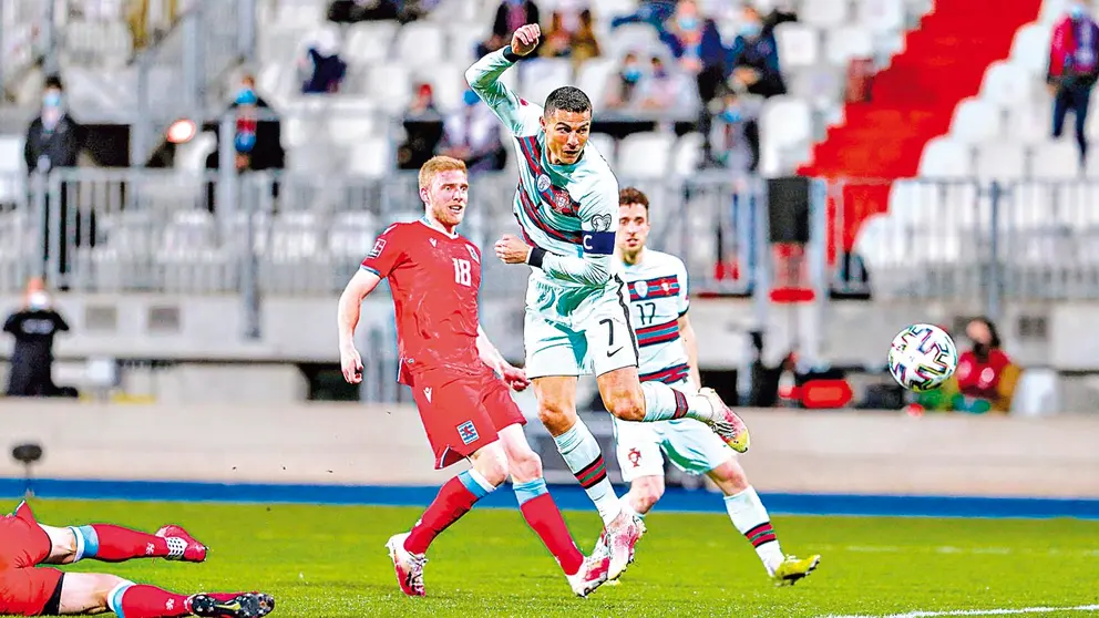 Cristiano Ronaldo (c) dispara al arco de Luxemburgo para el segundo tanto de Portugal. EFE
