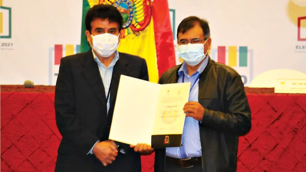 Humberto Sánchez, gobernador electo de Cochabamba, recibe su credencial de manos del presidente del TED, Humberto Valenzuela. NOÉ PORTUGAL