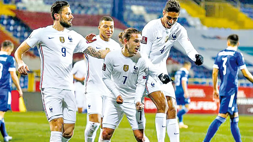 Antoine Griezmann (c) festeja el tanto de Francia. EFE