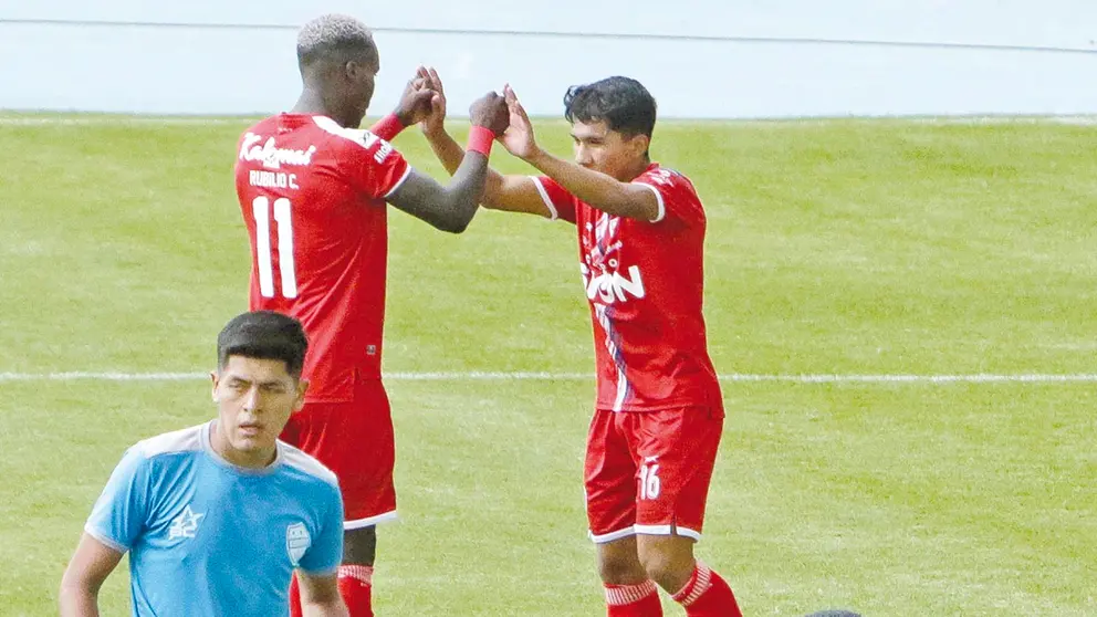 Los jugadores de Royal Pari, festejan uno de los goles que anotaron ante Aurora. ARCHIVO