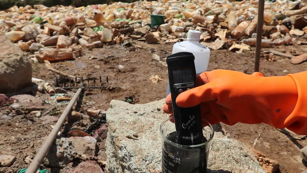 Un funcionario de la Unidad de Salud del Gobierno Municipal, mide la contaminaci&oacute;n en el lago Uru Uru. EFE