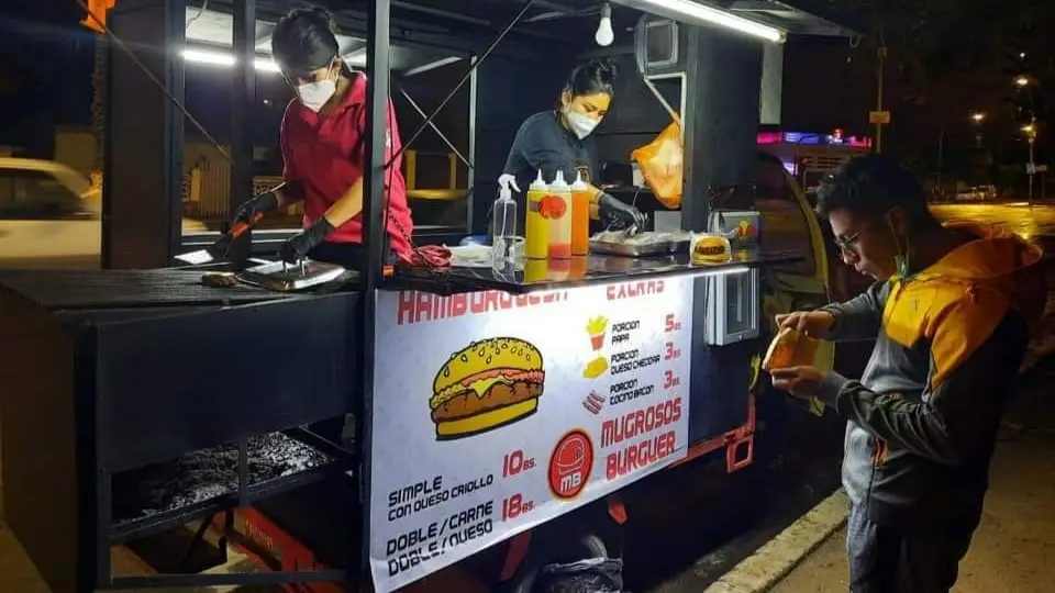 El carro de hamburguesas, con las promociones. MB Hamburguesas Show