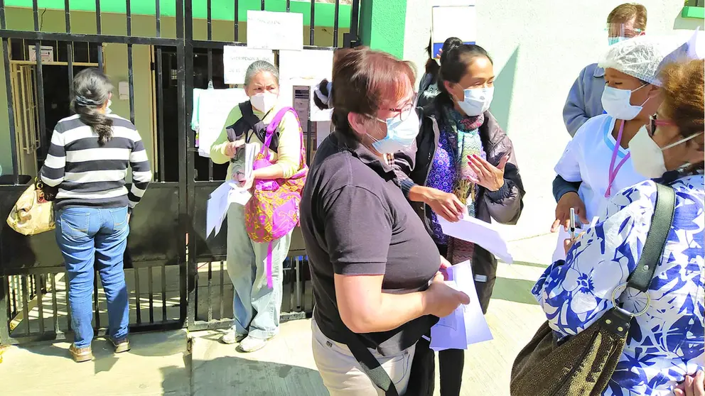  Un grupo de personas con barbijos espera atención médica. DICO SOLÍS