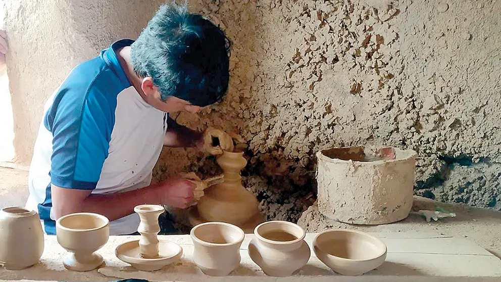 El alfarero Jorge Hinojosa usa un torno para moldear vasijas de barro. DAYANA FLORES