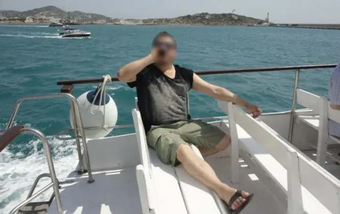 Wilson R.S.A., navega en una lancha en Europa, imagen que &eacute;l mismo comparti&oacute; en sus redes sociales.
