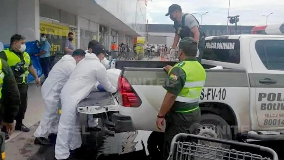 Efectivos del orden levantan el cuerpo de Vilma F. Z. cerca del Hipermaxi en Santa Cruz. FISCALÍA
