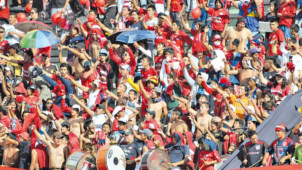Los Gurkas apoyan al plantel "Rojo" desde las gradas. ARCHIVO